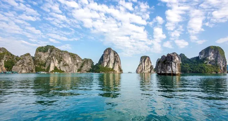 A Deep Dive into Ha Long Bay, Vietnam: An Enthralling Natural Wonder